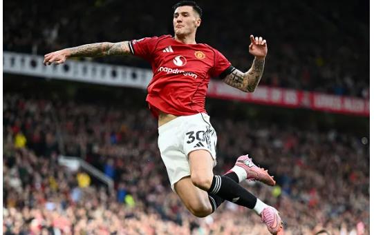 Benjamin Sesko giai thich ly tu choi Arsenal va Newcastle de gia nhap MU.