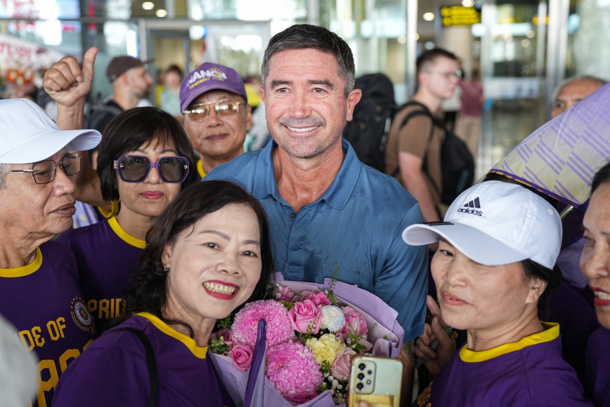 Harry Kewell lam HLV truong CLB Ha Noi
