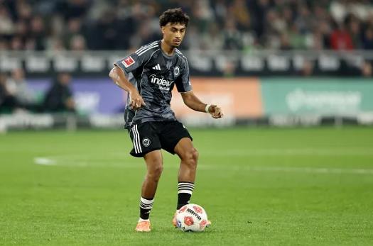 Nathaniel Brown dang duoc Arsenal quan tam.