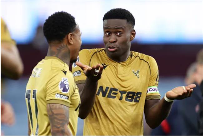 Chủ tịch Crystal Palace tiết lộ lí do Marc Guehi ở lại 1